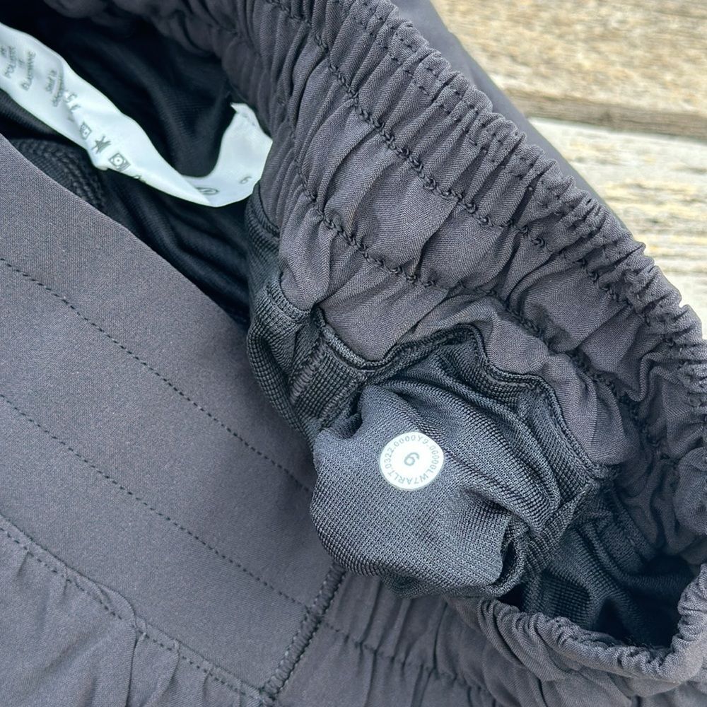 Lululemon Hotty Hot Short Long 4" Black size 6 NWT - Picture 7 of 7